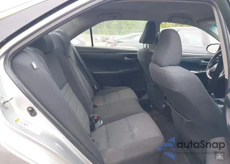 2015 Toyota Camry Le/Se/Xle/Xse z USA, uszkodzony, nr VIN 4T1BF1FK4FU070670